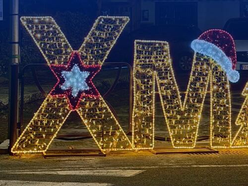 "È apologia di fascismo". Pure i partigiani contro la luminaria "Xmas"