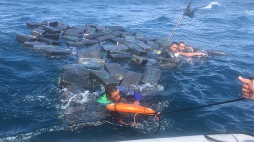 Colombia, narcos salvati in mare tra i pacchi di cocaina 2