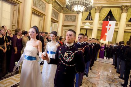 A Milano le debuttanti ballano il valzer. E c'è anche Cenerentola 5