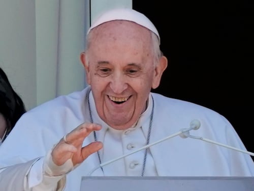 Il Papa pallido e magro all'Angelus dal Gemelli. "Grazie dell'affetto, la Sanità sia gratis per tutti"