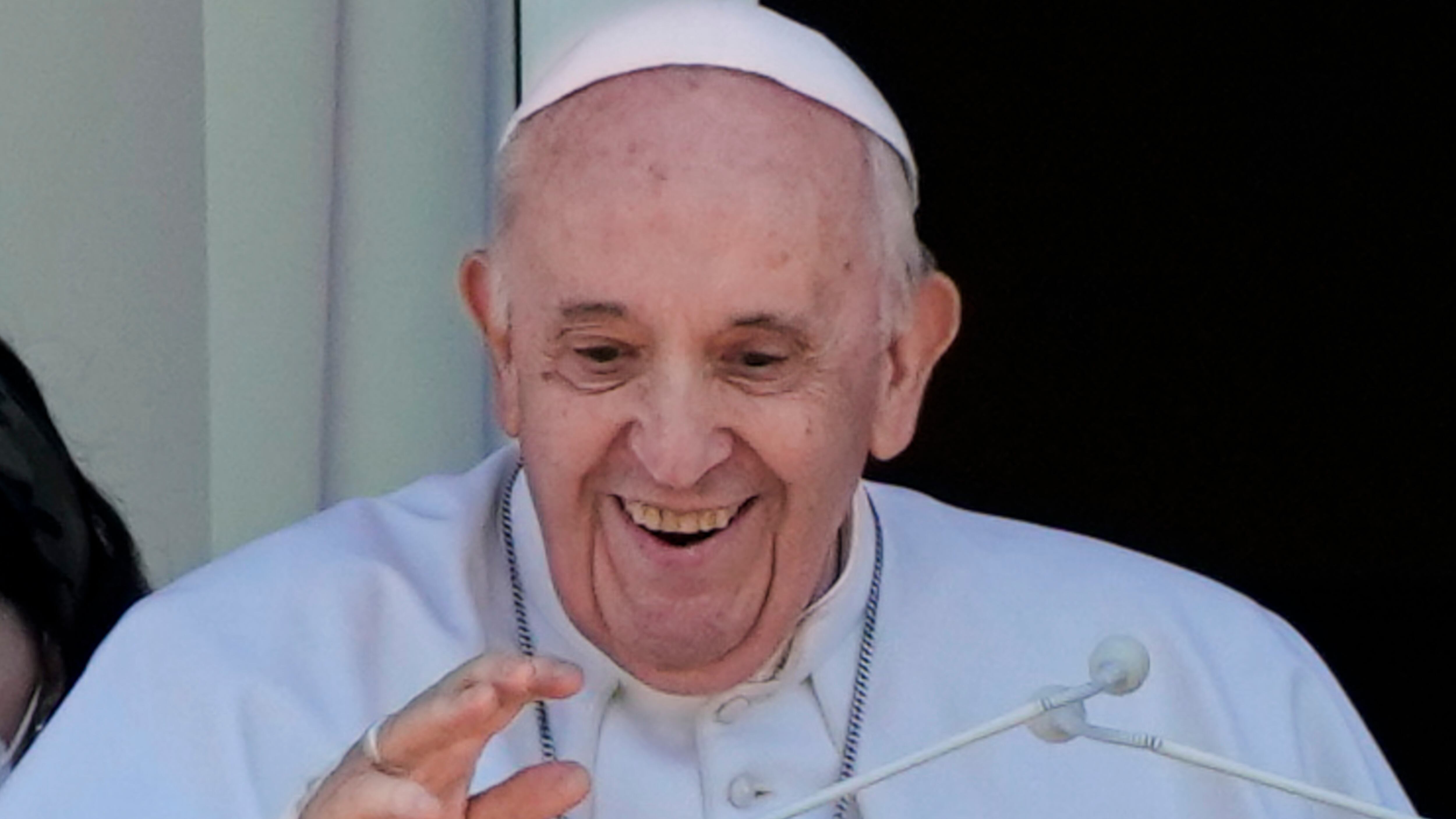 Il Papa pallido e magro all'Angelus dal Gemelli. "Grazie dell'affetto, la Sanità sia gratis per tutti"