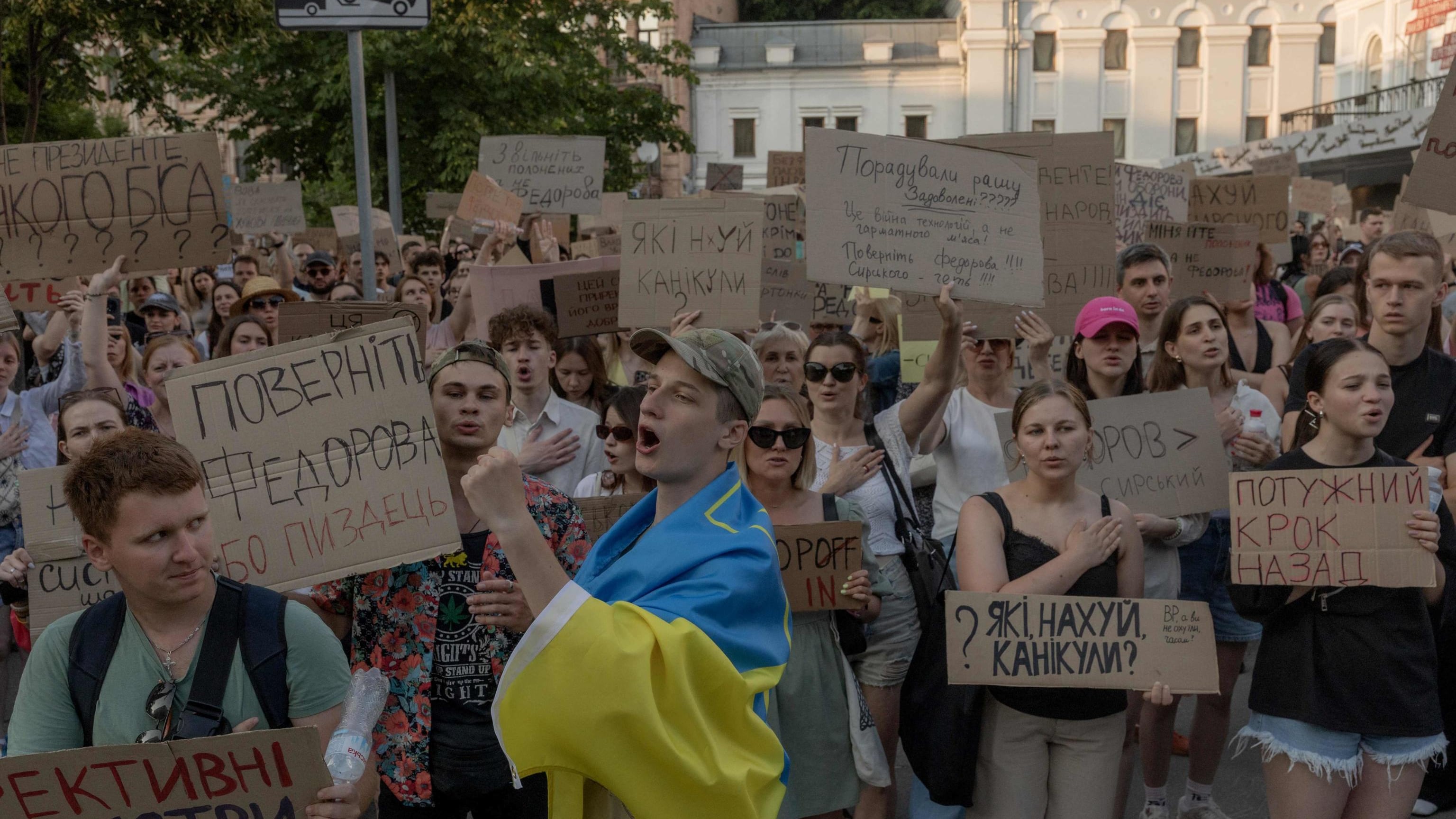 Kiev sfida Zelensky: migliaia in piazza per Fedorov, il ministro della Difesa simbolo della guerra tecnologica