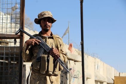 Afghanistan contro Pakistan: notte di guerra al confine, valichi chiusi e minacce di rappresaglia 1