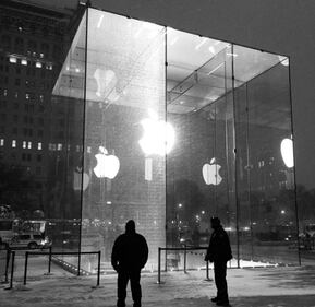 NYC, si incrina il cubo di cristallo della Apple: colpa di uno spazzaneve 2