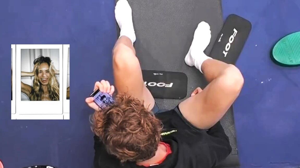 Jannik Sinner, la foto sul cellulare che scatena i curiosi: "È Laila?"