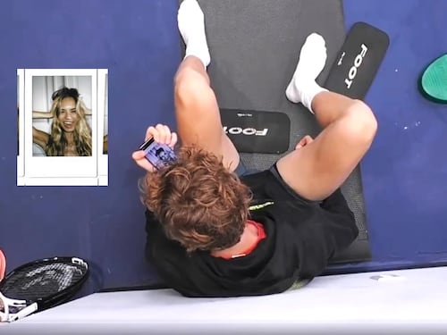 Jannik Sinner, la foto sul cellulare che scatena i curiosi: "È Laila?"