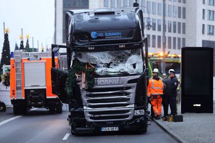 Berlino, il tir crivellato di colpi 12