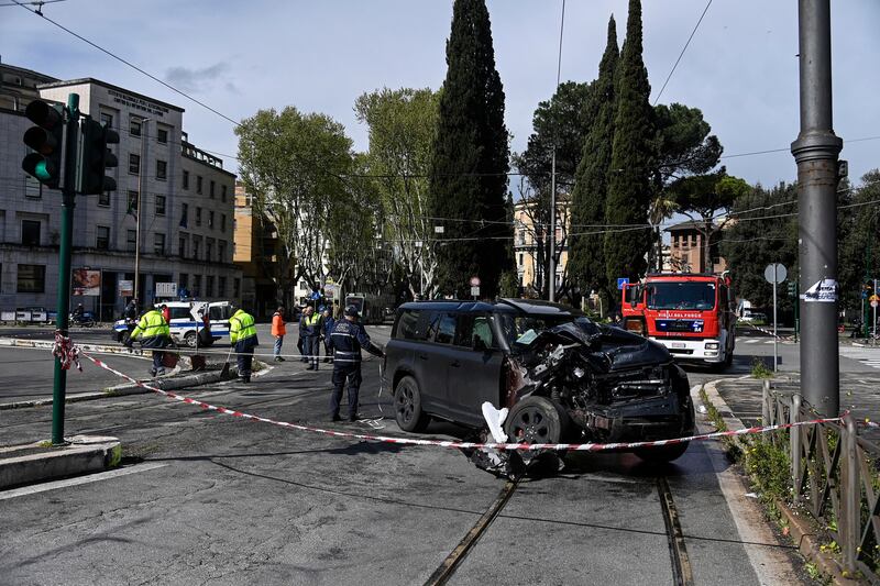 Paura per Immobile, si schianta contro un tram a Roma: le immagini dell'incidente 11