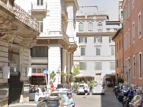 Tragedia a Roma, l'ascensore precipita durante la manutenzione: un morto