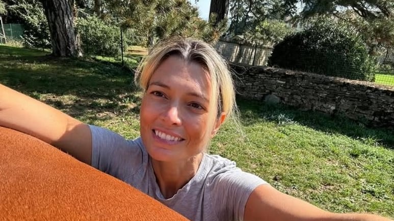 I sorrisi col nuovo compagno, le carezza alla figlia: Carlotta Mantovan ritrova la felicità