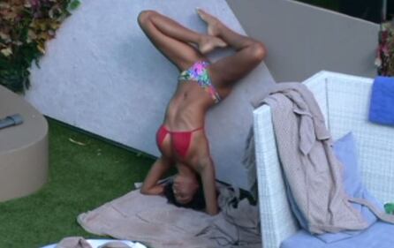 Mariana Rodriguez, yoga sexy al Grande Fratello Vip 1