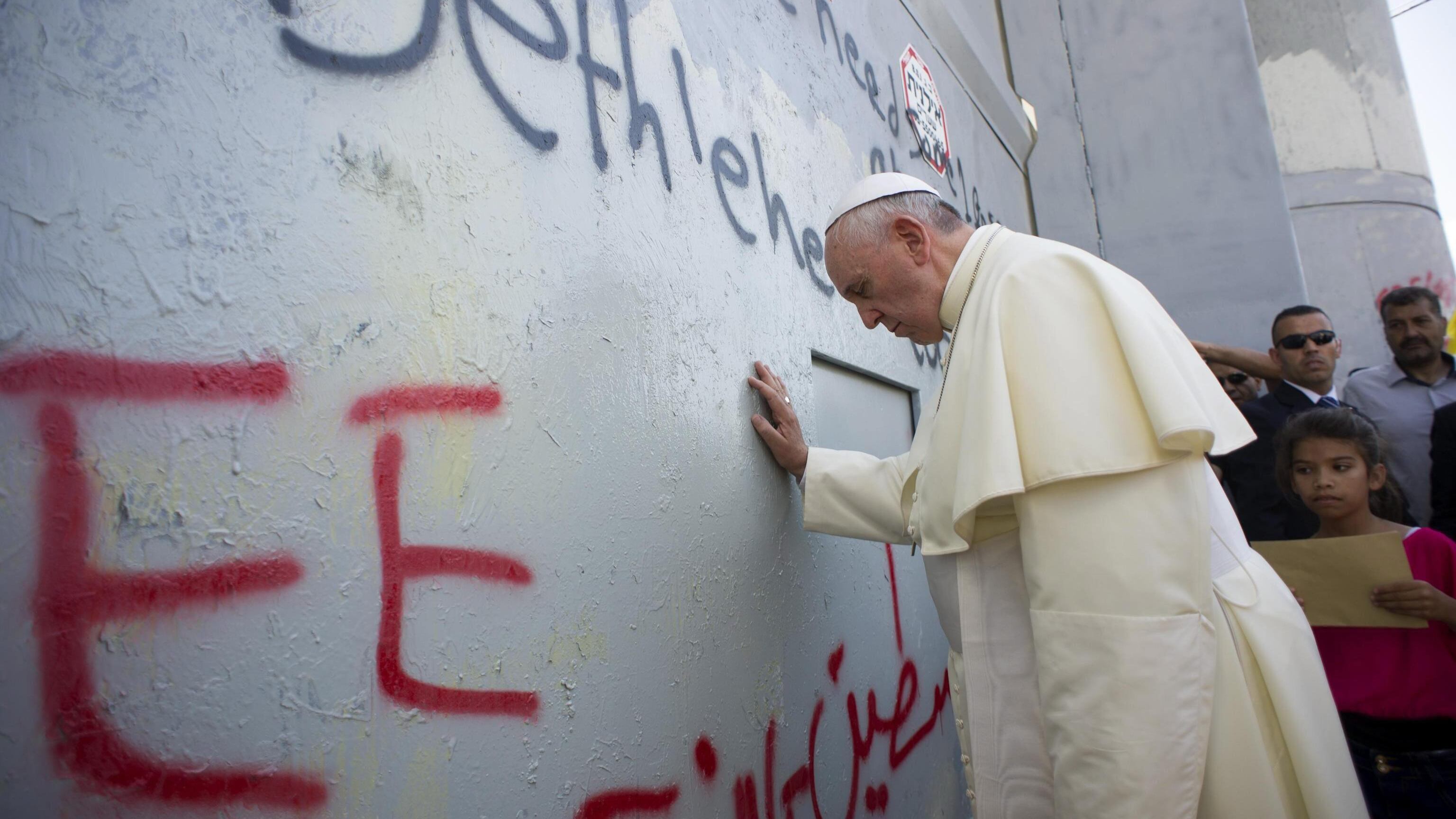 No all'odio religioso. I gesti del Papa fra abbracci e inchini