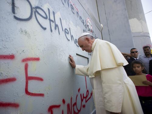 No all'odio religioso. I gesti del Papa fra abbracci e inchini