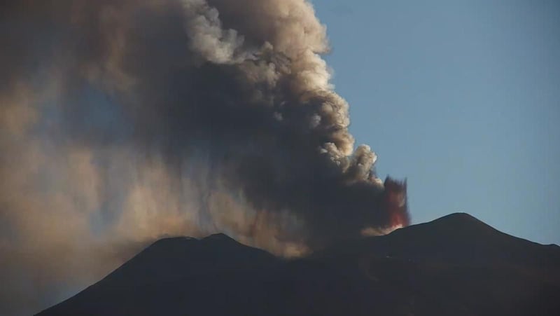 Eruzione dell'Etna: le spettacolari immagini del vulcano 11