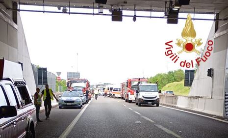Incidente in galleria tra pullman e tir 6