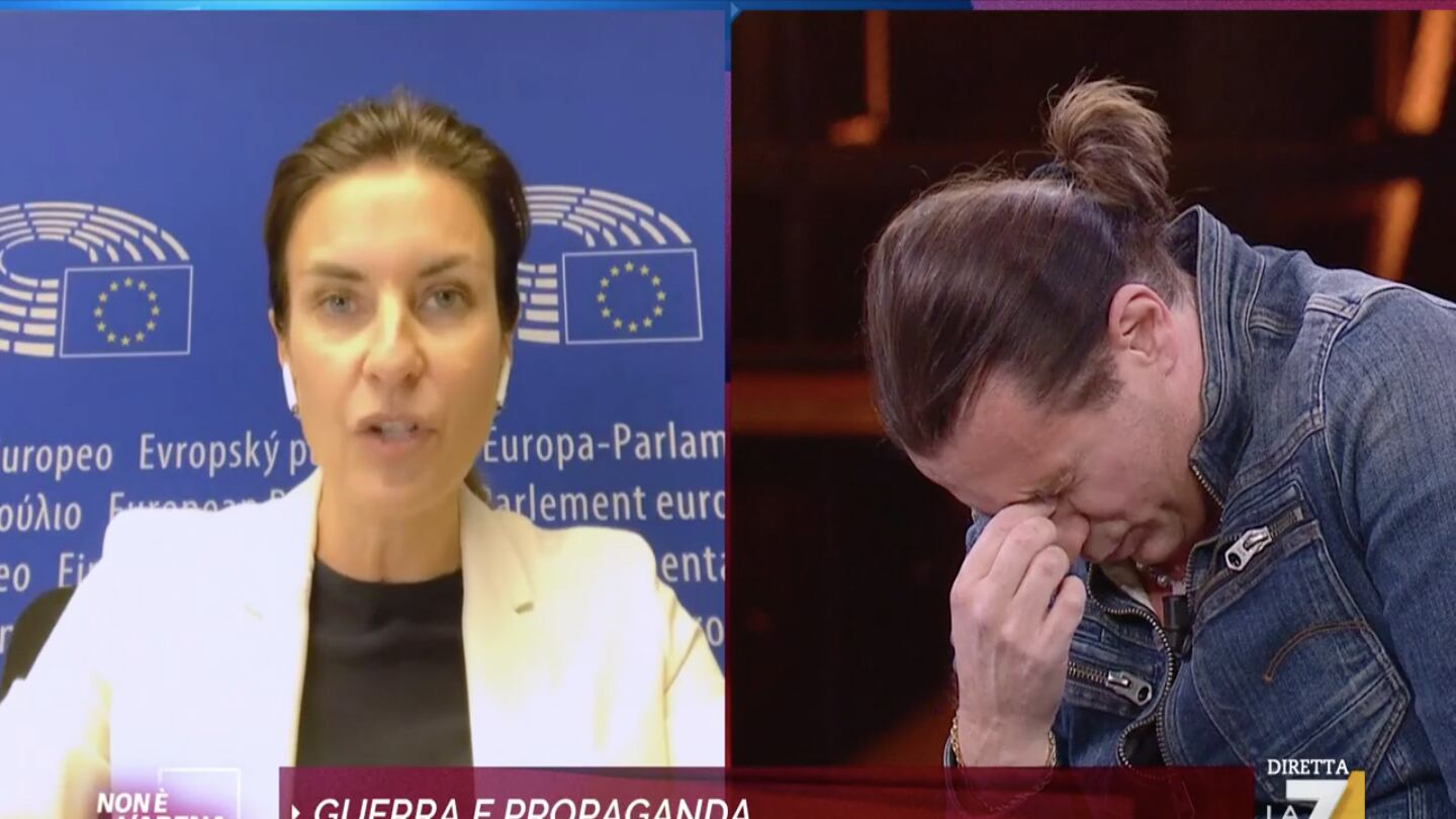 "Trasferitevi in Russia", "Non capisci niente". Lite tra Moretti e Povia