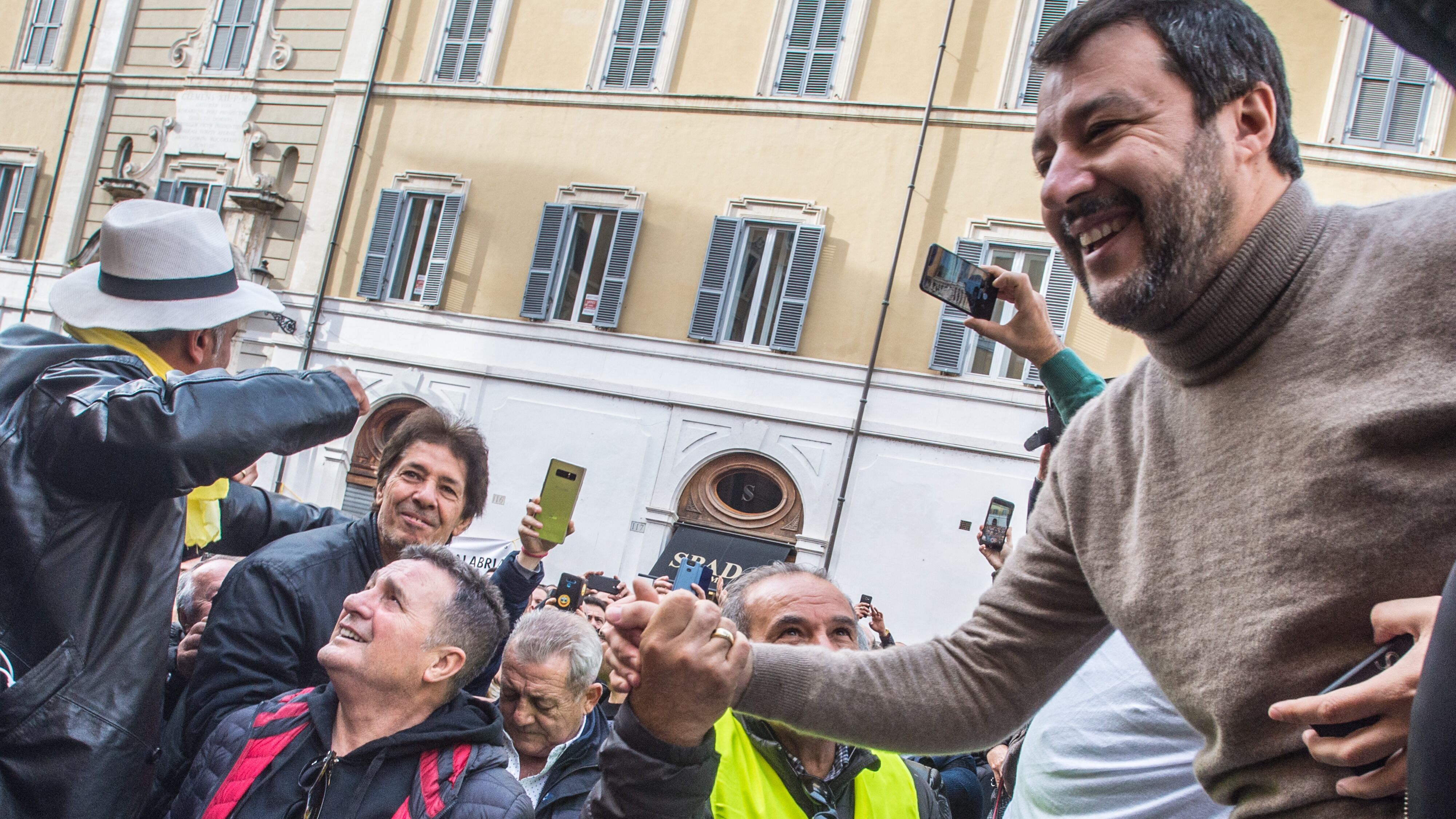 Salvini primo tra i leader: gli italiani si fidano di lui. E il governo non sfonda