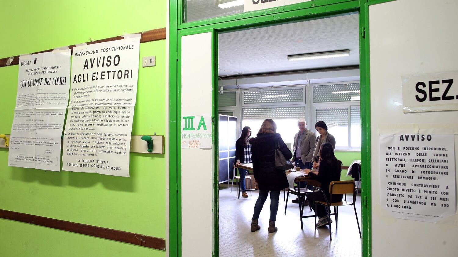 Referendum, paura al seggio: scrutatore pesta due anziane