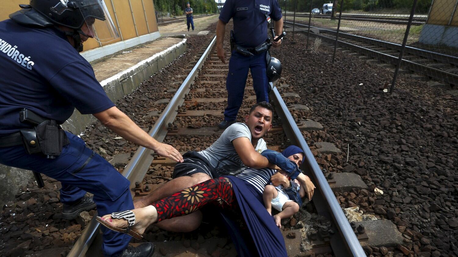 La verità sulla foto del Pulitzer: l'immigrato getta la moglie sui binari