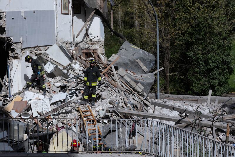 La palazzina crollata a Roma: vigili del fuoco lavorano tra le macerie 3