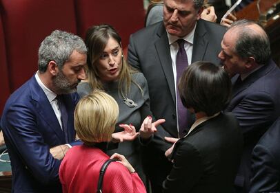 La Boschi vota: tacchi alti e abito strizzatissimo 6
