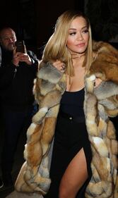 Rita Ora nuda per Natale 18