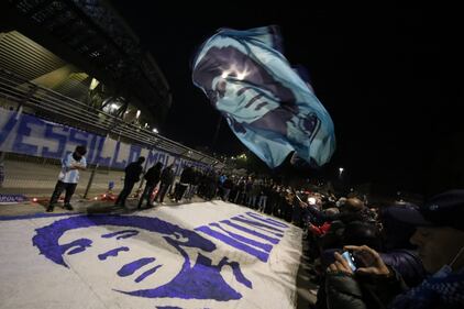 Napoli piange il suo mito Diego Armando Maradona 6