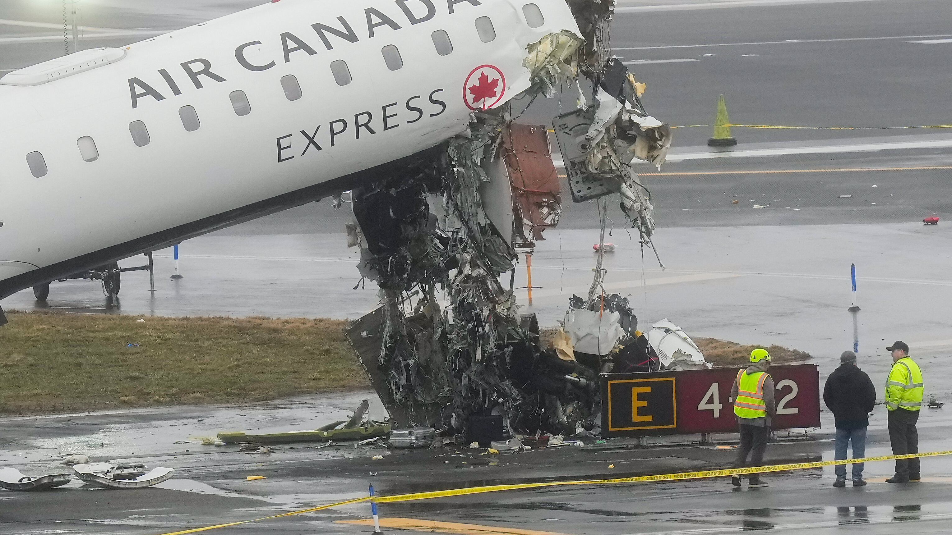 New York, aereo contro camion dei pompieri: due morti