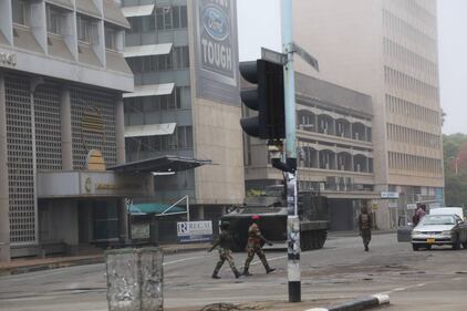 Carriarmati per le strade di Harare 3