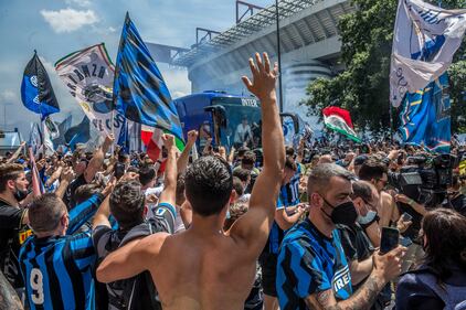 Inter, è festa grande fuori e dentro al Meazza per lo scudetto numero 19 7