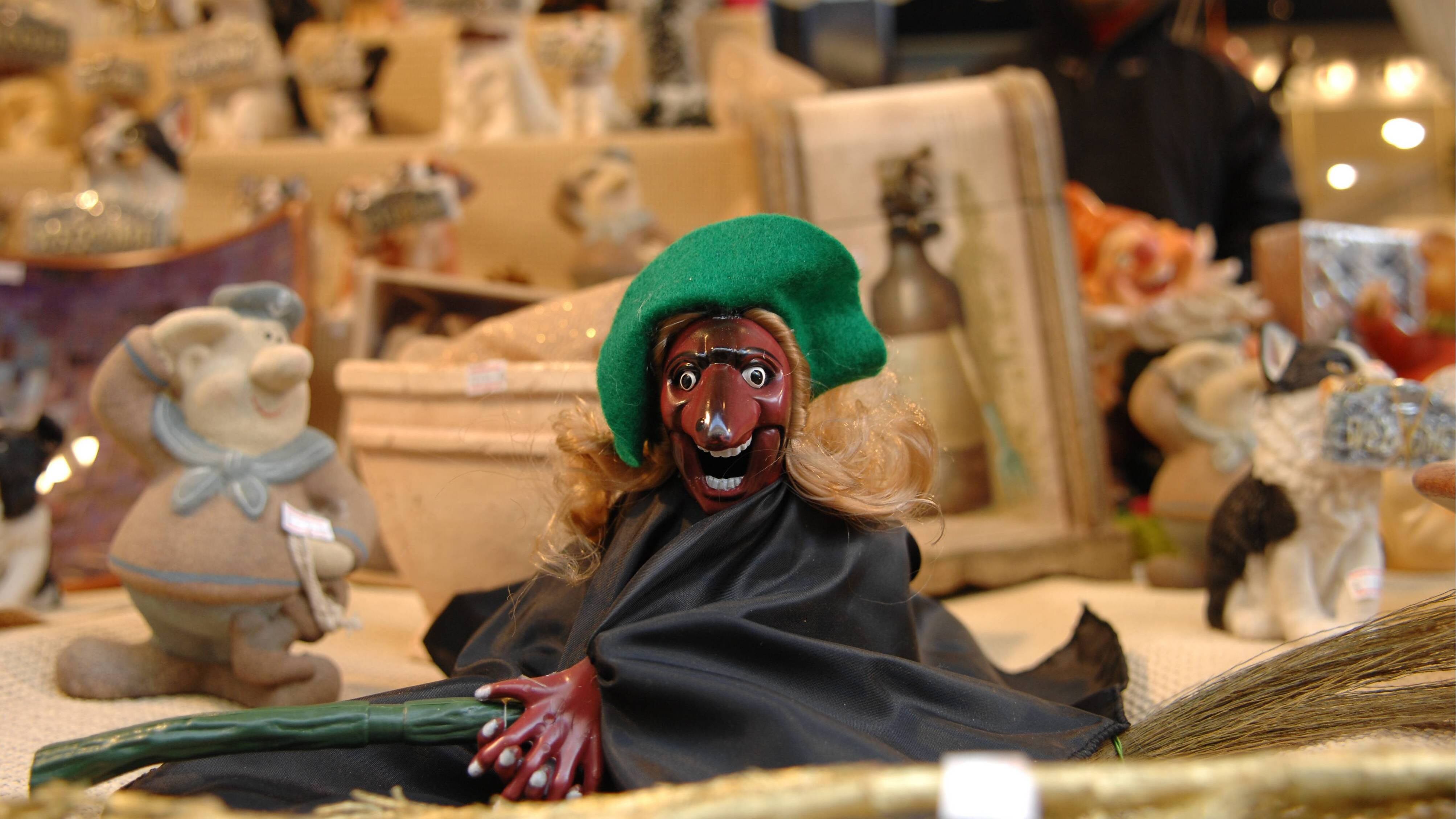 "Befana solo per gli italiani". Poi l'assessore fa dietrofront