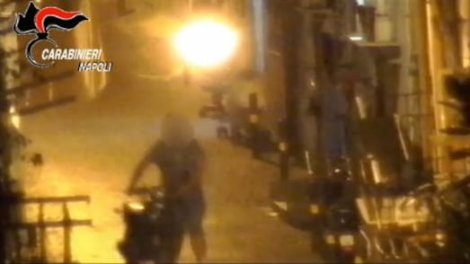 Napoli, bimba di 7 anni spaccia: orrore nella piazza della droga