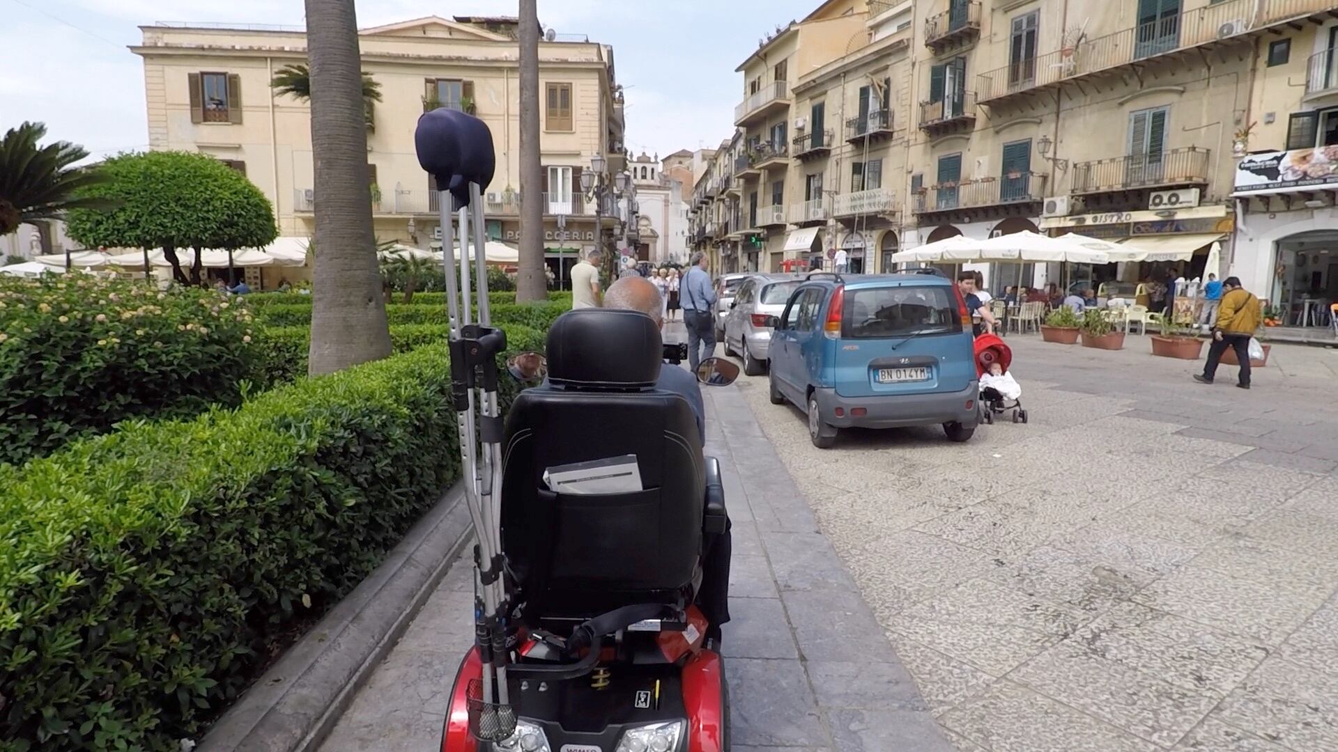 Vietato essere disabili: le avventure quotidiane di chi è costretto a muoversi in carrozzina