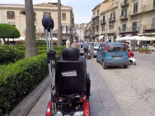 Vietato essere disabili: le avventure quotidiane di chi è costretto a muoversi in carrozzina