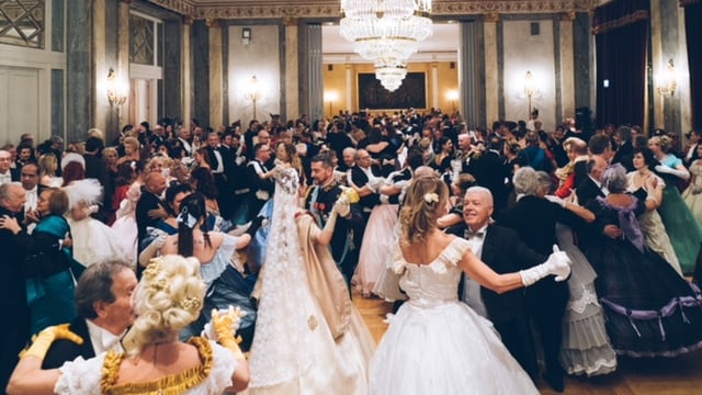Tutti al "gran ballo": dame e cavalieri in pista per un rito dell'800