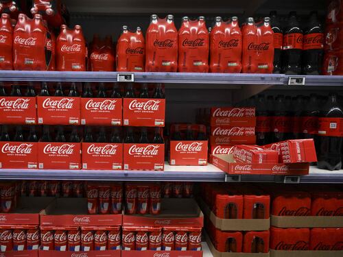 Coca-Cola, massiccio ritiro di prodotti in Europa: ecco perché