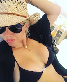 Wanda Nara hot, legge e mostra il lato b 3