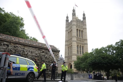 Londra, auto contro il parlamento 15