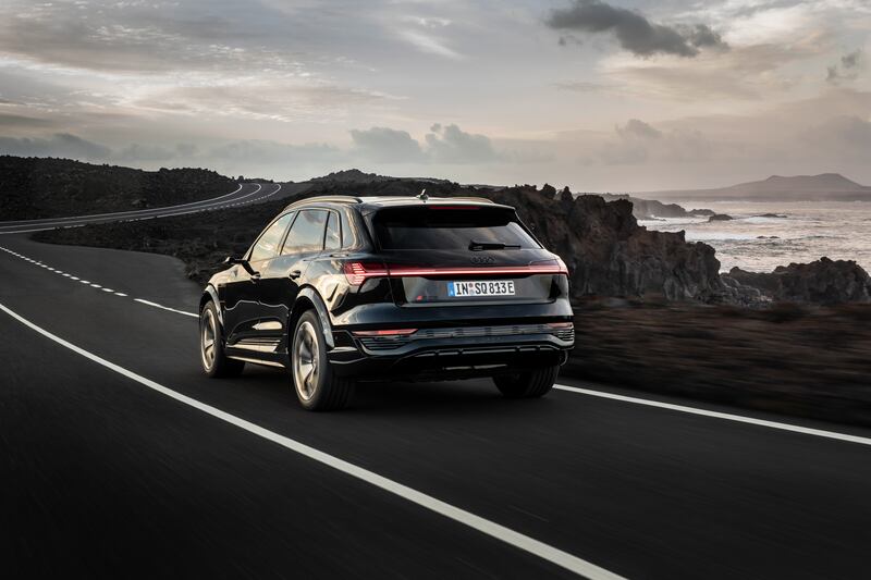 Le immagini della nuova Audi Q8 e-tron 8