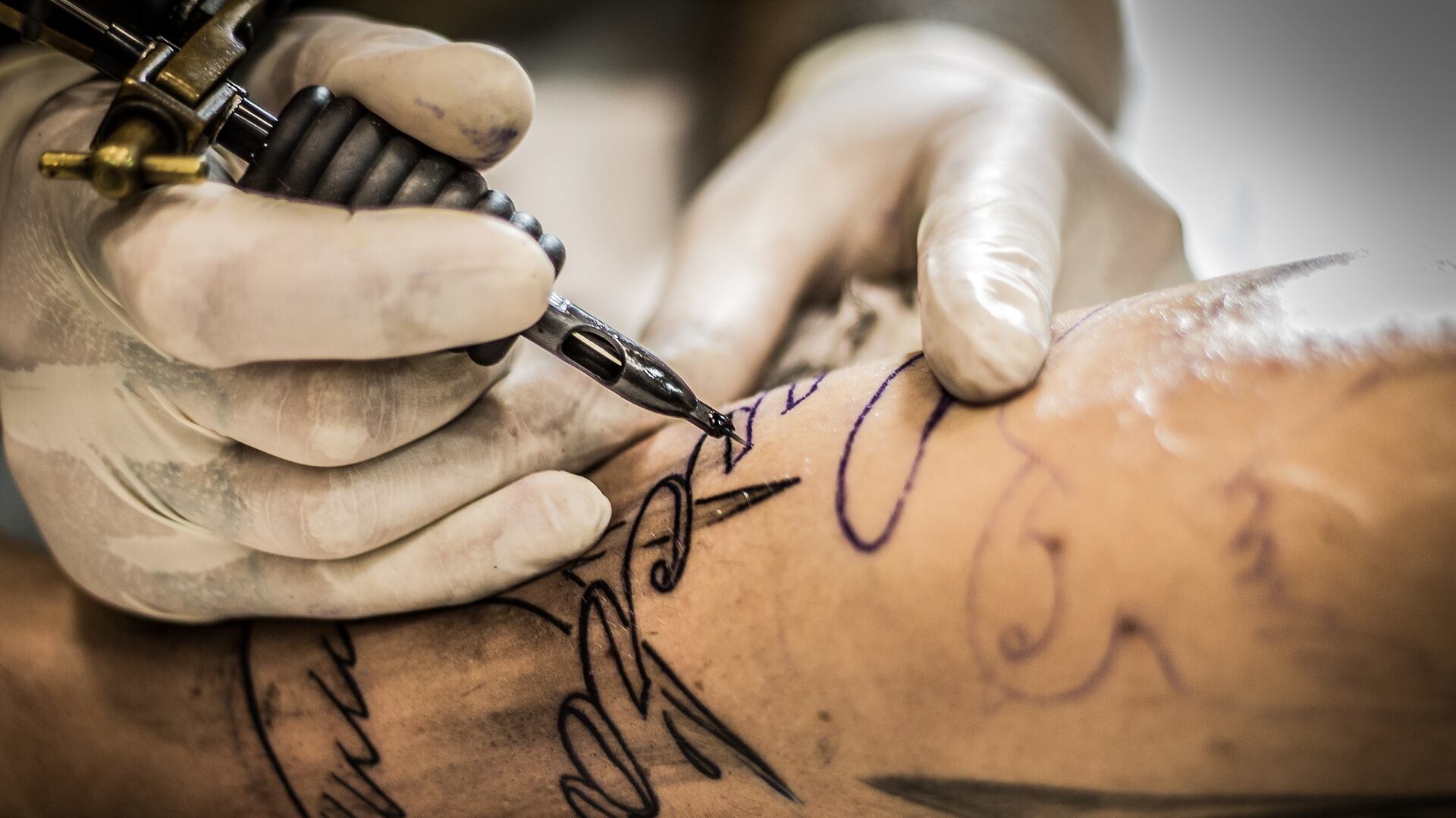 La scure del Tar sui poliziotti. "Fuori chi ha un tatuaggio"