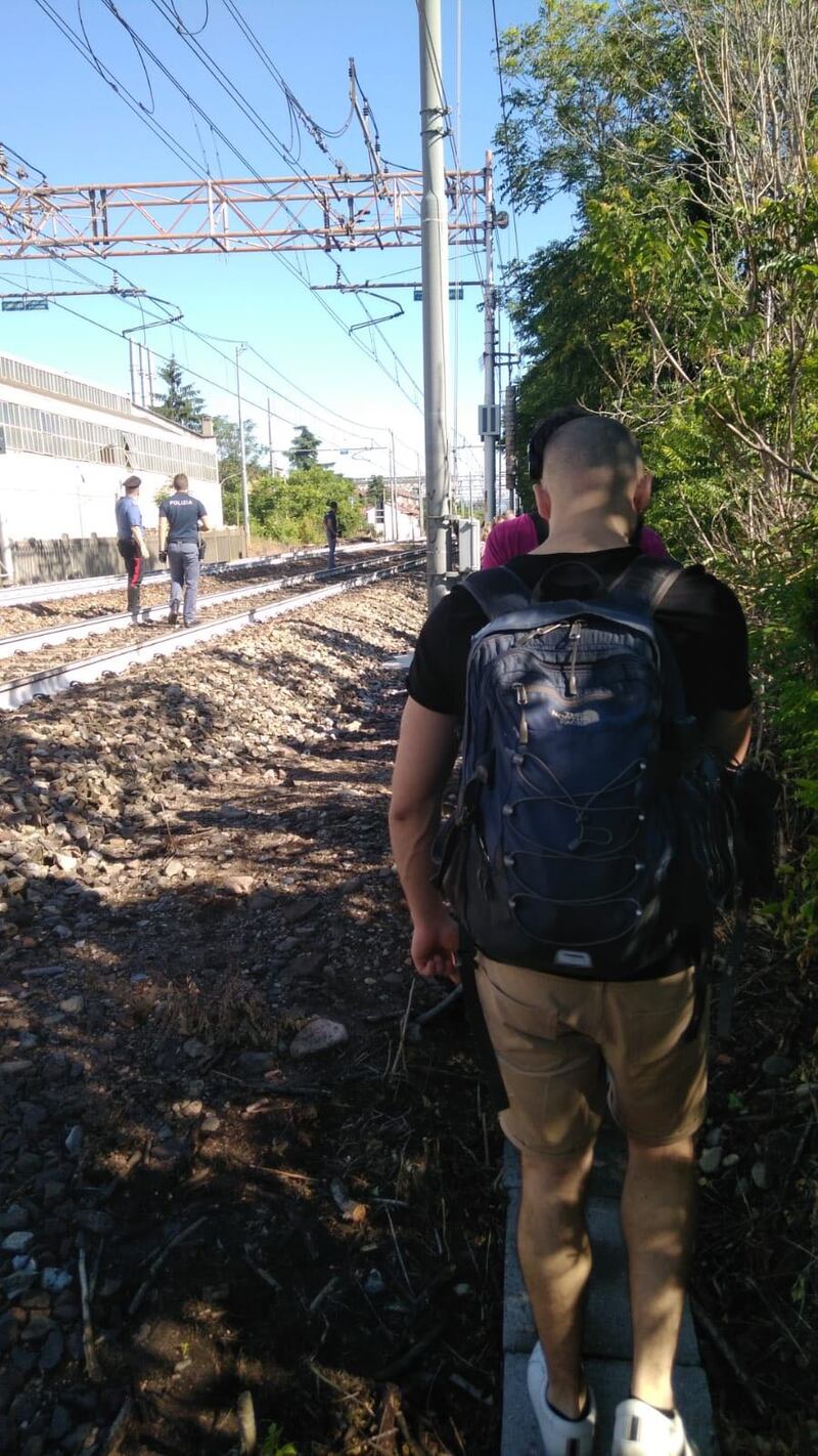 Milano, panico tra i pendolari: "fumo sul treno". A piedi sui binari 6
