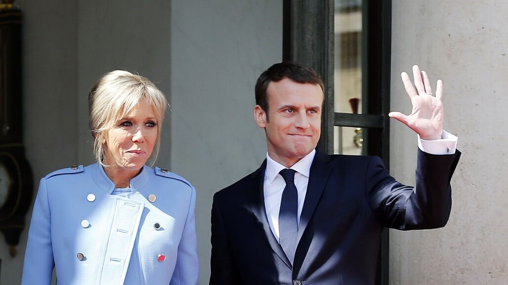 Liti furiose fra Macron e Brigitte: "Urla da far tremare i muri dell'Eliseo"