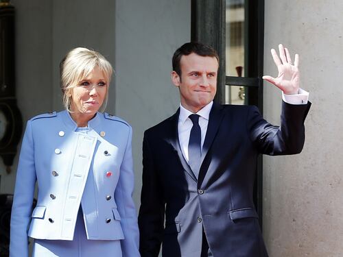 Liti furiose fra Macron e Brigitte: "Urla da far tremare i muri dell'Eliseo"