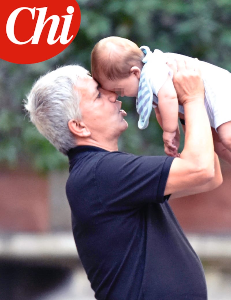Vendola gioca col piccolo Tobia 3