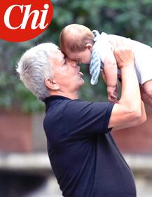 Vendola gioca col piccolo Tobia 3