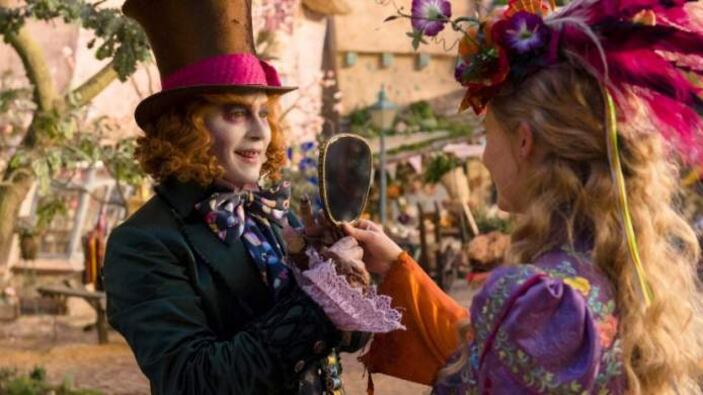 "Alice attraverso lo specchio" meraviglia senza emozionare