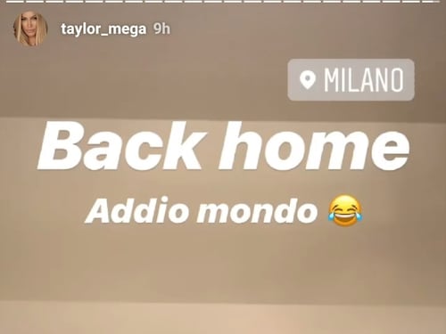 Taylor Mega sul letto con solo gli slip
