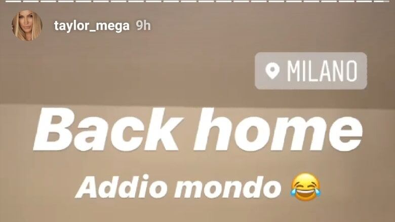 Taylor Mega sul letto con solo gli slip
