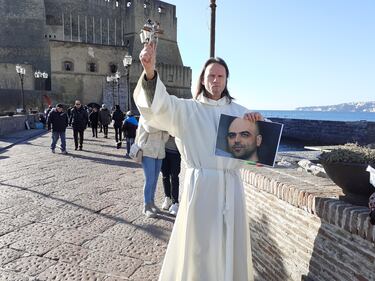 Napoli, esorcismo per purificare Roberto Saviano 3