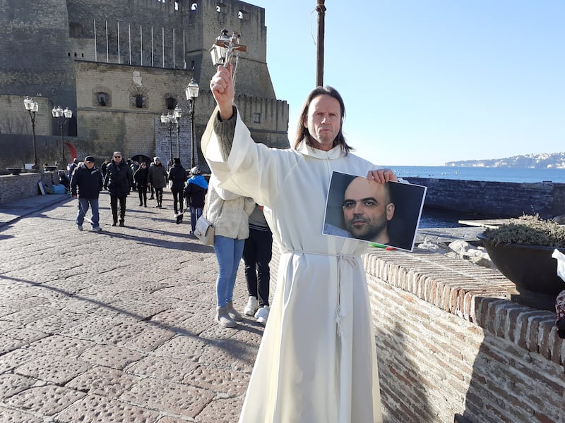 Napoli, esorcismo per purificare Roberto Saviano 3